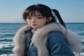 南欧地中海风情旅行欧美自拍视频，希腊圣托里尼蓝白建筑前创作者自拍，饱和色调阳光灿烂